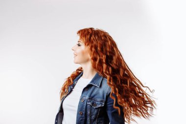Uçan saç ile güzel bir Redhead neşeli mutlu kadınlık portresi. Kopya alanı ile dalgalı saç JN beyaz arka plan ile genç rahat kız. Pozitif duygu.