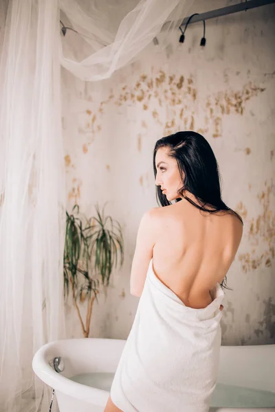 Beautiful woman in bathroom — Stock Photo, Image