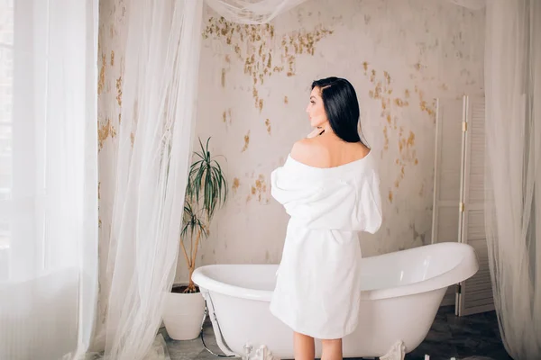 Hermosa mujer en el baño — Foto de Stock