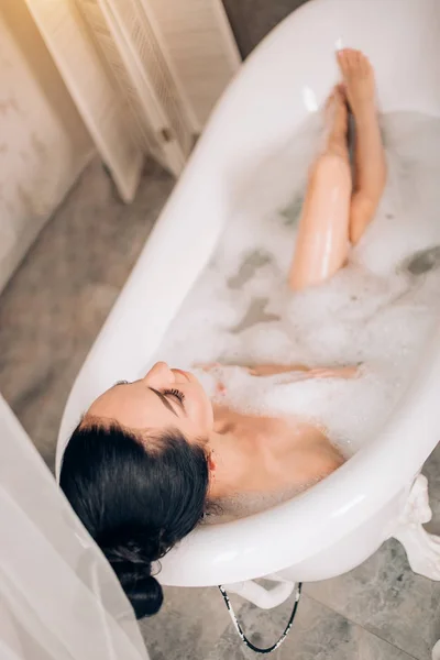Mooie sexy vrouw in bubbel badkuip — Stockfoto