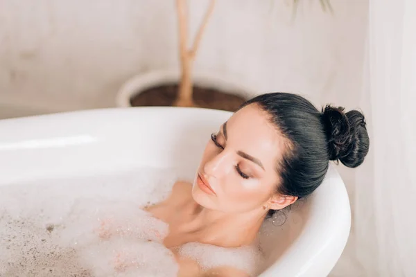 Belle femme sexy dans la baignoire à bulles — Photo