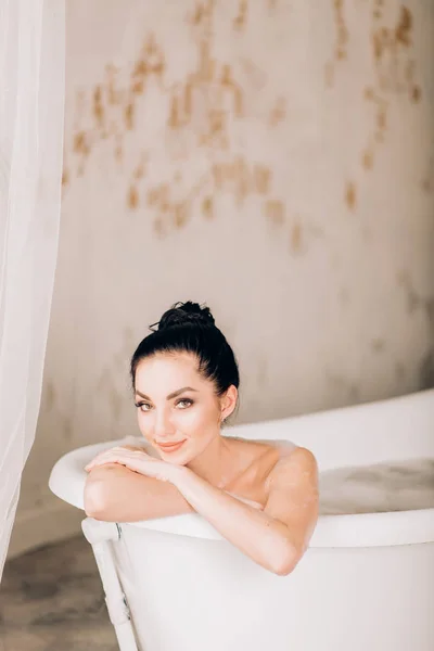 Beautiful sexy woman in bubble bathtub — Stock Photo, Image