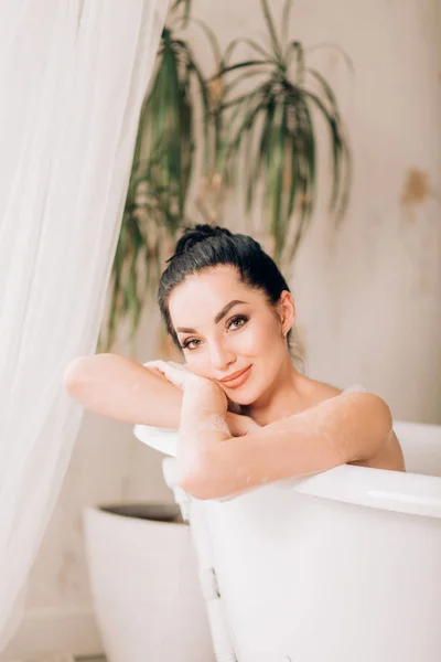 Schöne sexy Frau in Blase Badewanne — Stockfoto