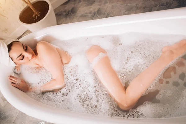 Сексуальная женщина в ванне с мыльным пузырем — стоковое фото