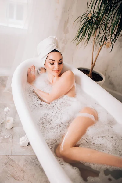 美丽的性感女人在泡泡浴缸 — 图库照片