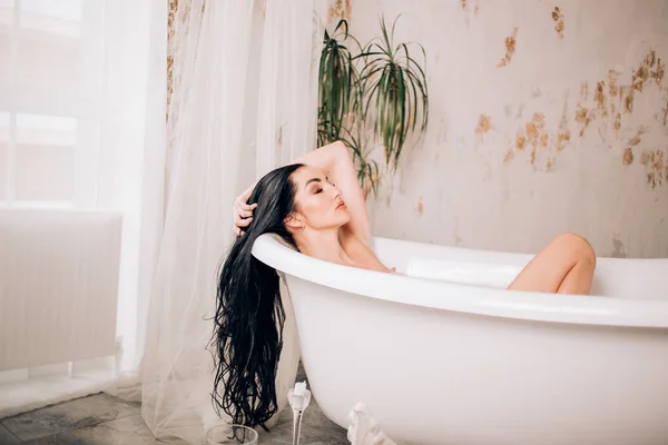 Vacker sexig kvinna i Bubble badkar — Stockfoto