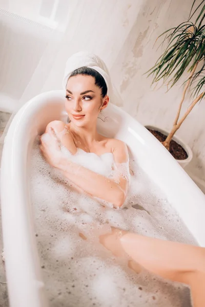 Belle femme sexy dans la baignoire à bulles — Photo