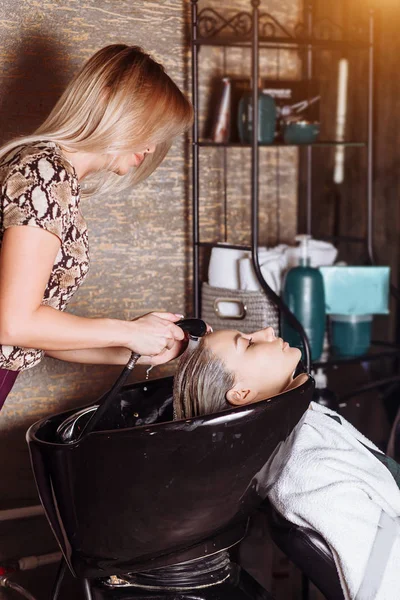 Ritratto di donna che lava i capelli in un salone di bellezza — Foto Stock