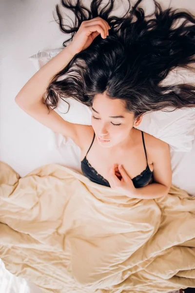 Stående ganska sexig ung kvinna på sängen — Stockfoto