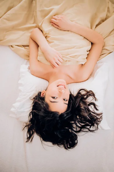 Porträt hübsches junges Mädchen morgens im Bett in moderner Wohnung — Stockfoto