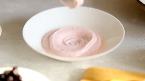 Delicioso Yogur Rosa Fresa Plato Blanco Primer Plano — Vídeo de stock