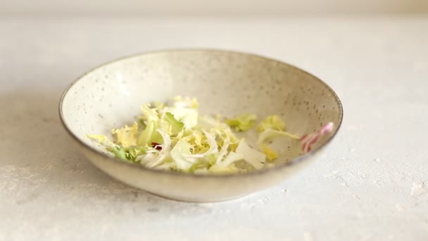 キャベツ ルッコラ キッチンのプレートに落ちるハーブの新鮮な葉のクローズアップ 健康食品 ダイエット — ストック動画