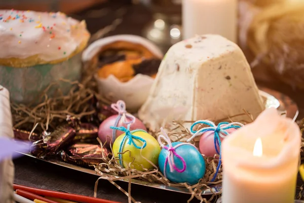 Bonbons et oeufs pour Pâques sur la table — Photo