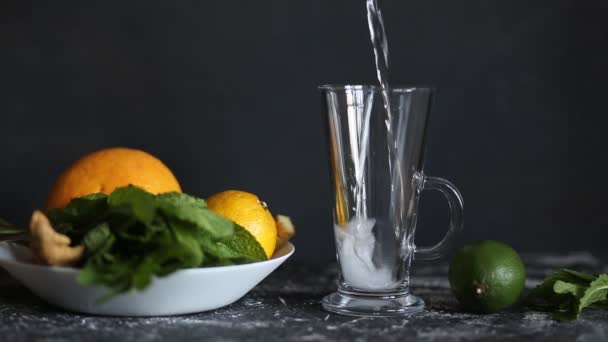 Primer Plano Vaso Vierta Una Refrescante Bebida Carbonatada Con Burbujas — Vídeo de stock