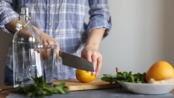 一个女人在厨房的木板上切一把成熟的红色美味的葡萄柚的特写 — 图库视频影像