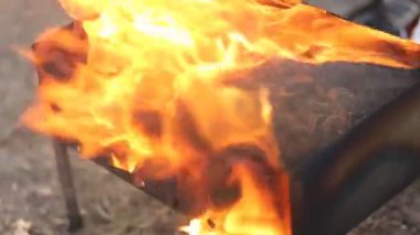 Doğada ızgara üzerinde kömür ateşleme Closeup hazırlık. Ateş yanıyor. Yaz, ilkbahar, piknik, eğlence, doğa, gıda konsepti