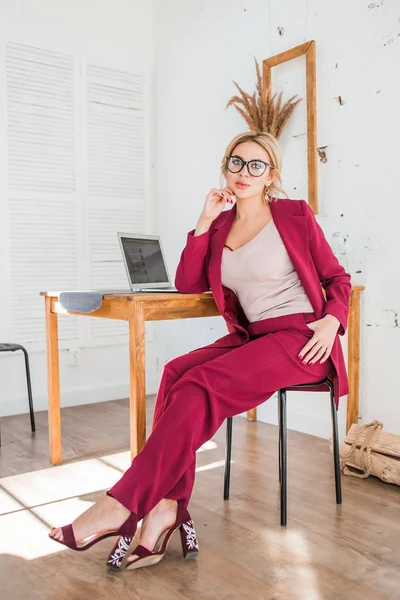 노트북과 워크 스테이션에서 테이블에 앉아 아름다운 영리한 비즈니스 여자 — 스톡 사진