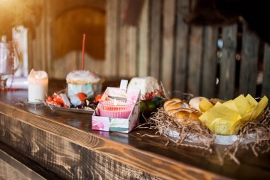 Masada Paskalya için tatlılar ve yumurtalar