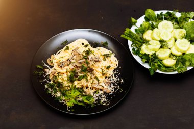 Lezzetli akşam yemeği ya da öğle yemeği bir siyah ahşap arka plan, yakın çekim