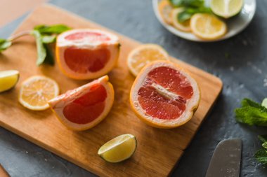 Yazın masada narenciye ve limonata