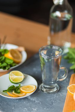 Yazın masada narenciye ve limonata