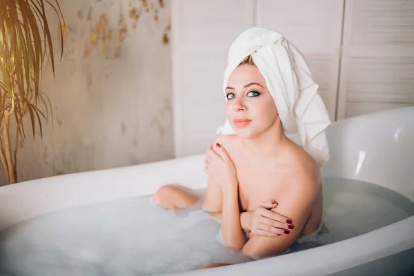 Femme blonde se détendre dans le bain — Photo