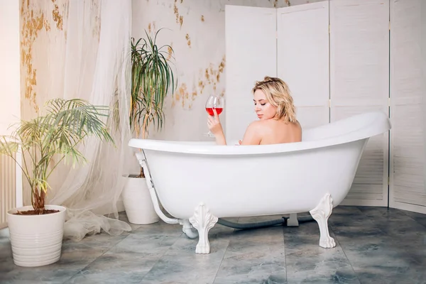 Femme blonde se détendre dans le bain — Photo