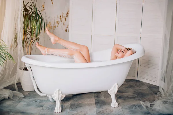 Femme blonde se détendre dans le bain — Photo