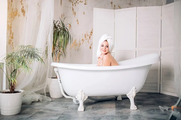 Femme blonde se détendre dans le bain — Photo