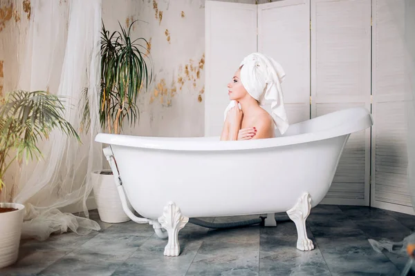 Блондинка расслабляется в ванной — стоковое фото