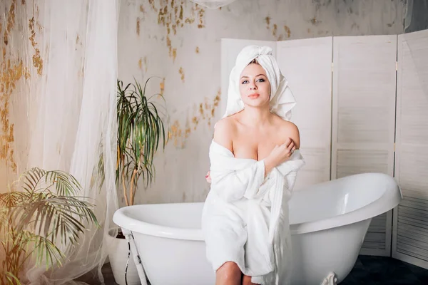 Jolie femme caucasienne mince dans la salle de bain — Photo