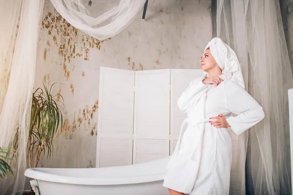 Szép karcsú kaukázusi nő a fürdőszobában — Stock Fotó