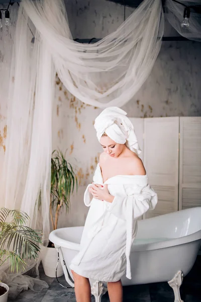 Ganska Slim kaukasiska kvinna i badrum — Stockfoto