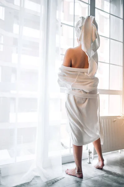 Slim donna sexy in accappatoio e asciugamano sulla testa — Foto Stock