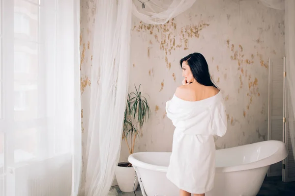 A fürdőszobában a gyönyörű nő — Stock Fotó