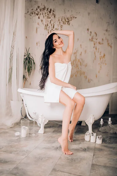 Beautiful caucasian woman in bathroom — Stock Photo, Image