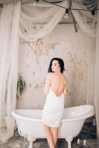 Belle femme caucasienne dans la salle de bain — Photo