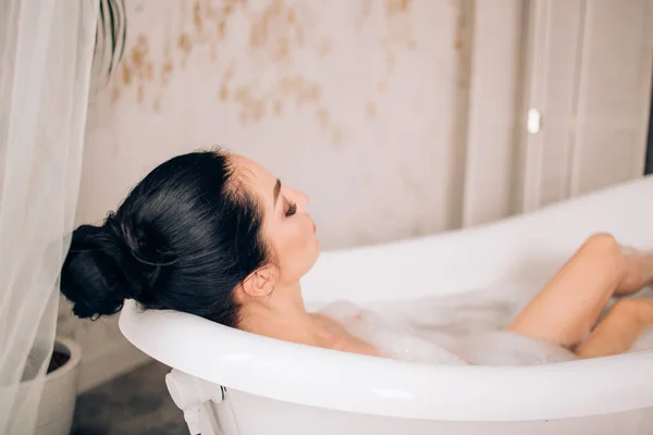 Gyönyörű szexi nő pezsgőfürdőkádban — Stock Fotó