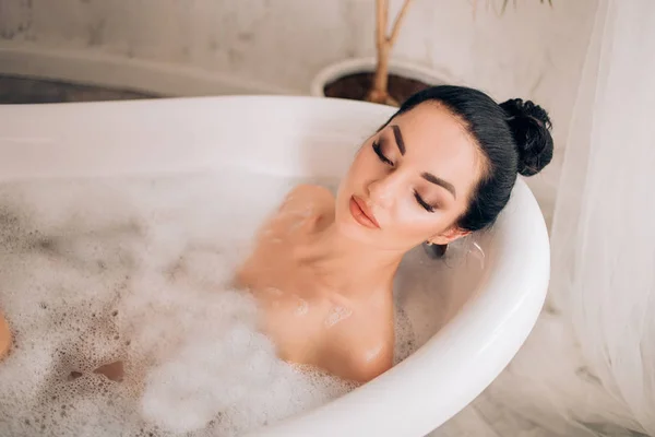 Belle femme sexy dans la baignoire à bulles — Photo