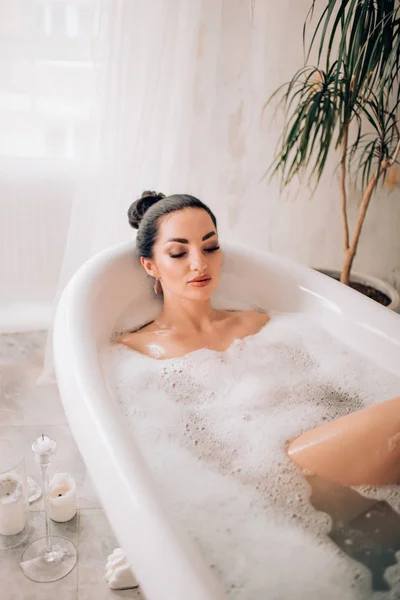 Mulher sexy bonita na banheira de bolhas — Fotografia de Stock
