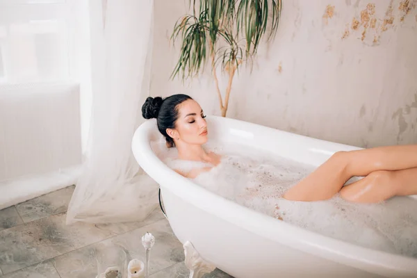 Hermosa mujer sexy en bañera de burbujas —  Fotos de Stock