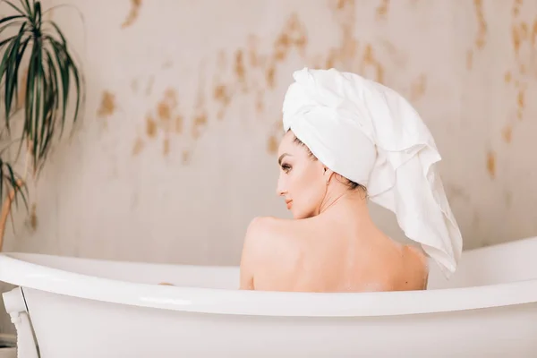 거품 욕조에서 아름다운 섹시한 여자 — 스톡 사진