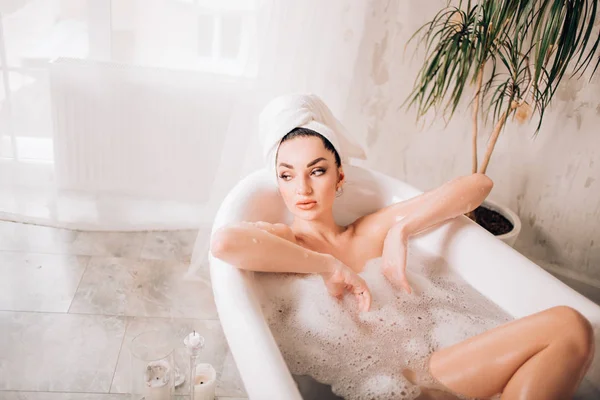 Belle femme sexy dans la baignoire à bulles — Photo