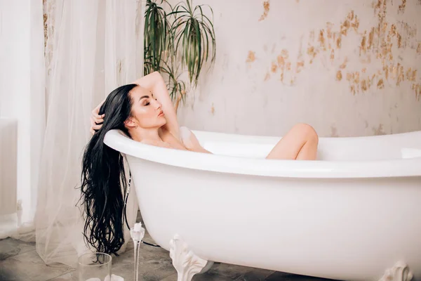 Сексуальная женщина в ванне с мыльным пузырем — стоковое фото
