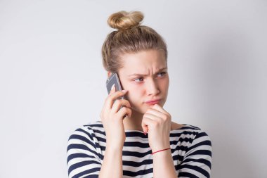 Akıllı telefonu tutan sıradan bir kadının portresi