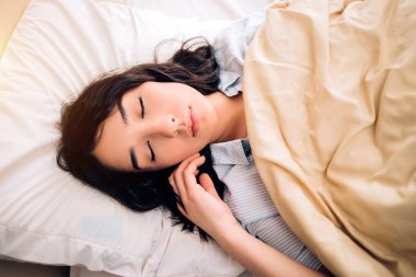 Yatakta uyurken, sabah rahatlatıcı genç güzel kadın