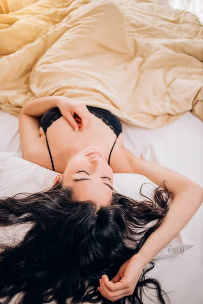 Portrait pretty sexy young woman on bed — Stock Photo, Image