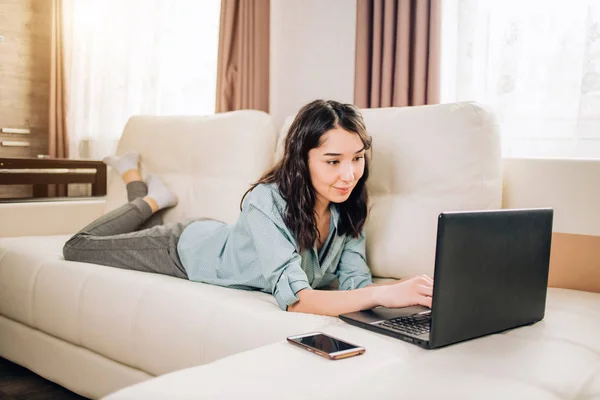 Bbeautiful γυναίκα που χρησιμοποιούν φορητό υπολογιστή στο σπίτι στον καναπέ — Φωτογραφία Αρχείου
