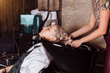 Güzel kadın Kuaför saç yıkama