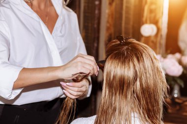 Kuaför güzel sarışın çekici kadın